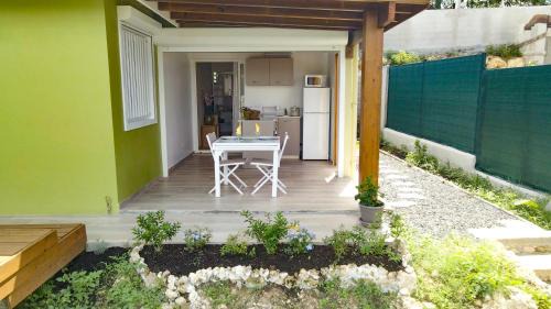 Apartment with Pool View 