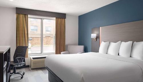 King Room with Mobility/Hearing Access and Roll-In Shower, Non-Smoking