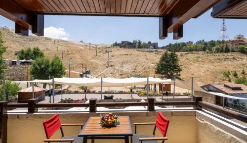 One-Bedroom Suite with Slopes View