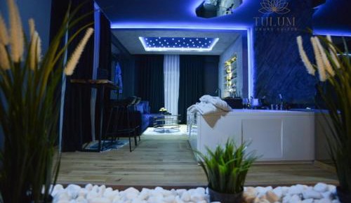 One-Bedroom Apartment with Pool View