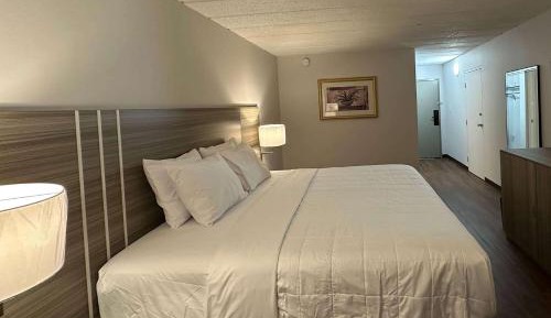 King Room with Mobility Access and Bathtub with Grab Bars, Non-Smoking