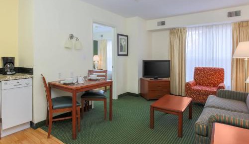 One-Bedroom Queen Suite