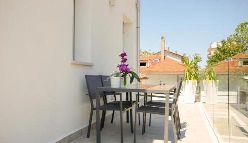 Three-Bedroom Apartment with Balcony