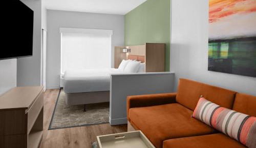 Large King Studio with Sofa Bed and Adapted Tub - Mobility Accessible