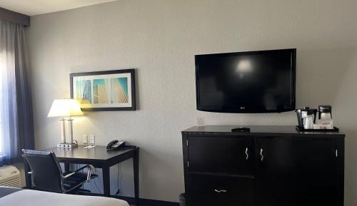 Queen Room with Two Queen Beds and Bath Tub - Mobility/Hearing Accessible - Non-Smoking