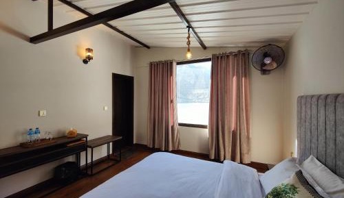Deluxe Double Room with Side Sea View