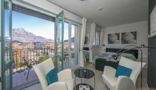 Deluxe Studio with Mountain View