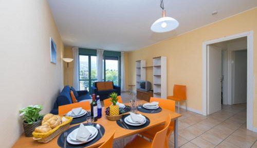 One-Bedroom Apartment with Mountain View