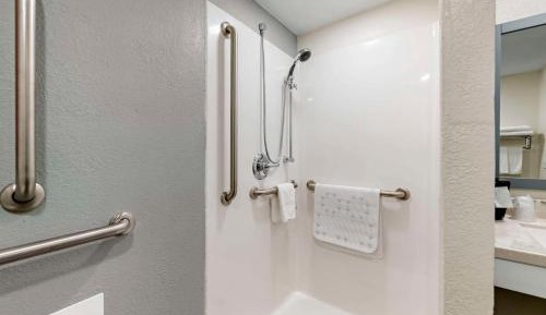 1 Queen Bed - Efficiency Suite/Disability Access - Non Smoking