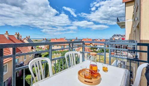 One-Bedroom Duplex Apartment with Sleeping Alcove and Balcony (6 People)