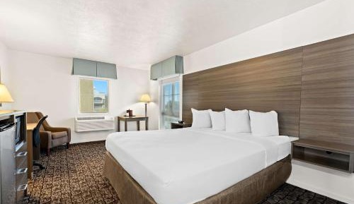 King Room with Roll-in Shower - Disability Access/Non-Smoking