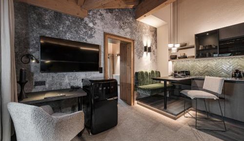 One-Bedroom Chalet with Balcony and Mountain View