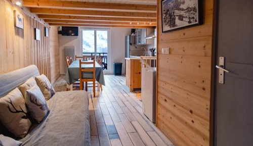 Apartment with Mountain View