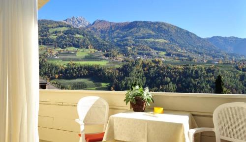Apartment with Mountain View