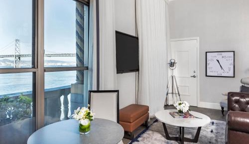 Skyline Waterfront Penthouse Suite