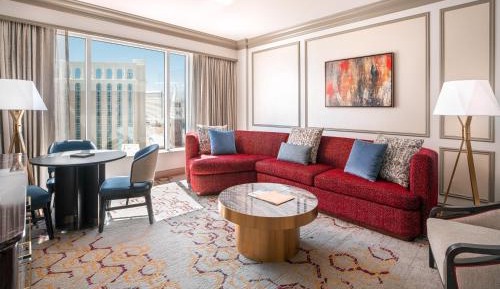Newly Remodeled Luxury Two Queen Suite with Prestige Club Lounge Access