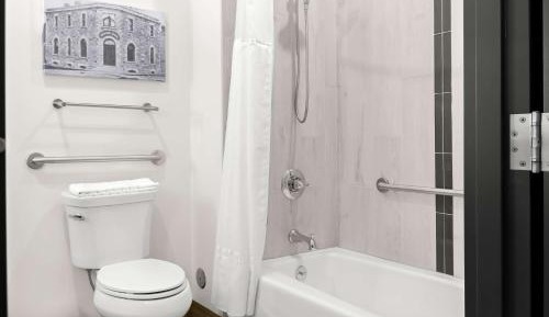 Queen Room with Two Queen Beds and Bath Tub - Disability Access