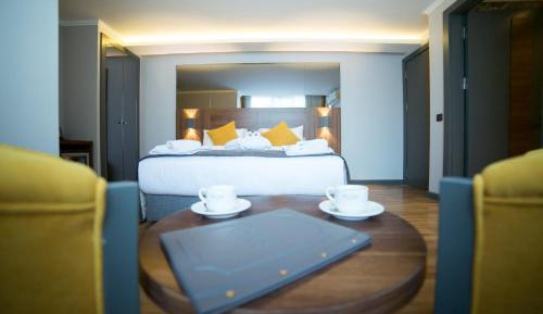 Corner Suite with Spa Bath