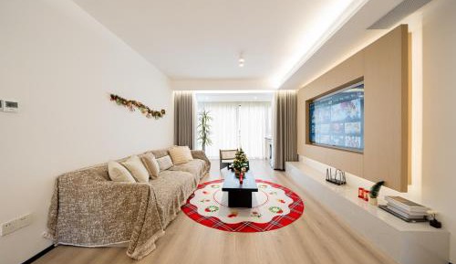 Three-Bedroom Apartment with Balcony