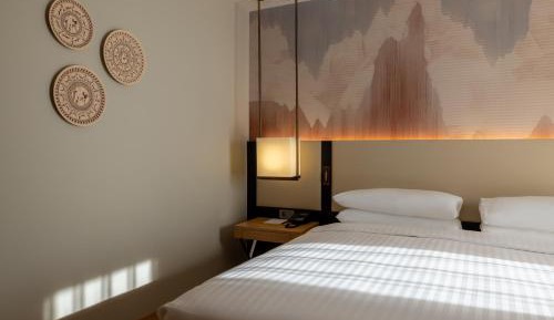 Standard Queen Room with City View