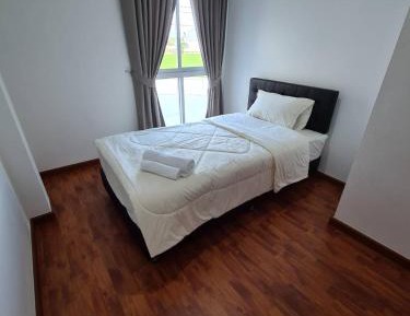 Single Room with Shared Bathroom