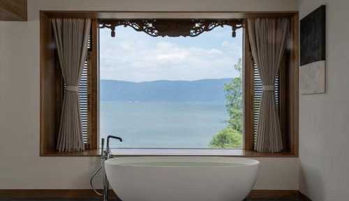 Deluxe Double Room (2 Adults + 1 Child)