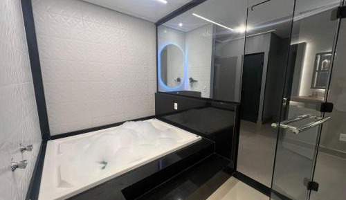 Deluxe Suite with Spa Bath