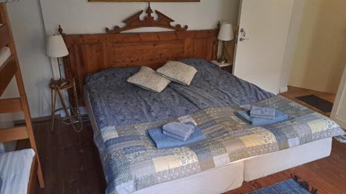 Family Room with Shared Bathroom (2 Adults + 2 Children)
