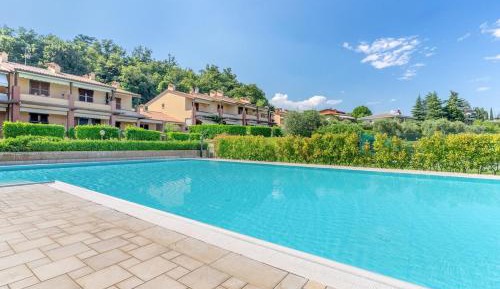 Apartment with Pool View 