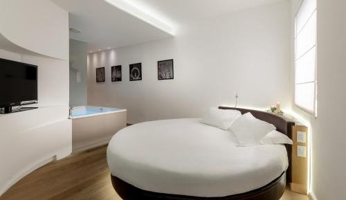 Suite with Hot Tub