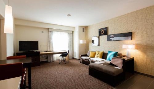 One-Bedroom King Suite with Sofa Bed and Adapted Tub - Mobility and Hearing Accessible