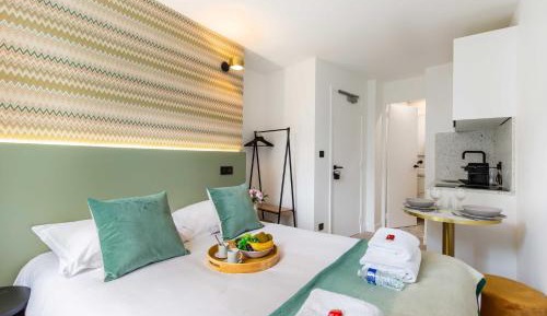 Deluxe Room (2 Adults + 1 Child)