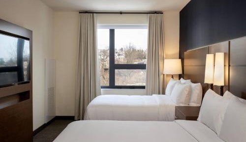 One-Bedroom Suite with Two Queen Beds, Sofa Bed and Adapted Tub - Mobility and Hearing Accessible