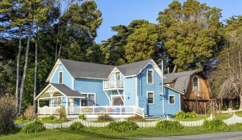 Six-Bedroom Holiday Home