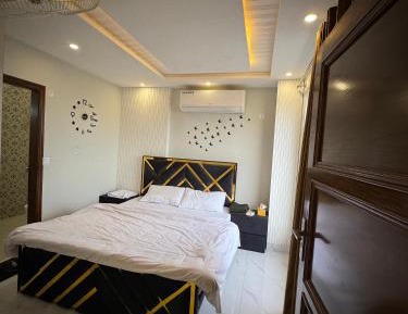 Deluxe One-Bedroom Apartment