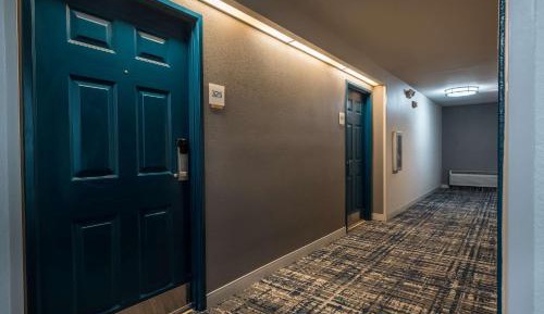 One-Bedroom Queen Suite with Bathtub - Mobility Accessible