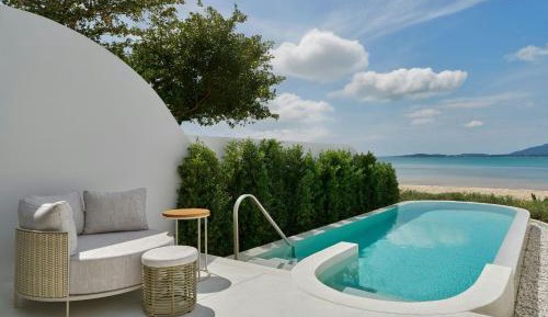 Beachfront King Pool Suite with Balcony