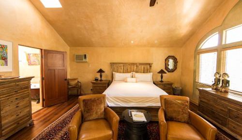 Treehouse Studio - King Bed