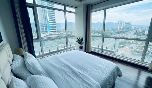 Apartment with Mountain View