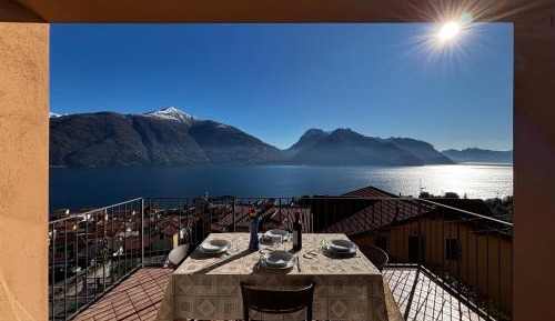 One-Bedroom Apartment with Lake View