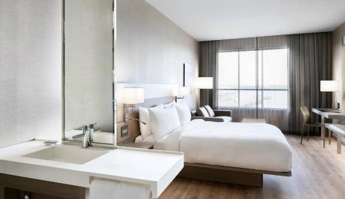 Corner King Room with Sofa Bed, Water View