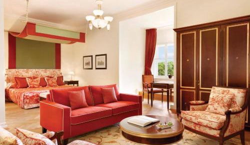 Grand Deluxe, Larger Guest room, 1 King, Garden view