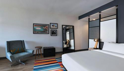 King Suite with Pool View