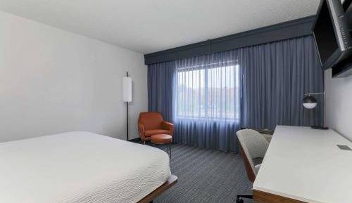 King Room with Adapted Tub - Mobility Accessible
