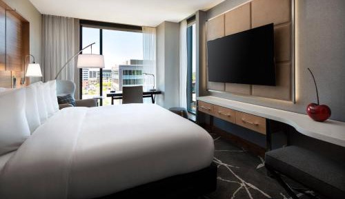 Corner King Guest Room 