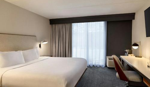 King Room with Roll-in Shower - Mobility and Hearing Accessible