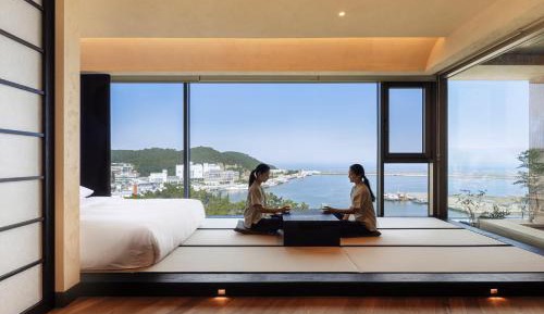 Deluxe Ocean Family Room