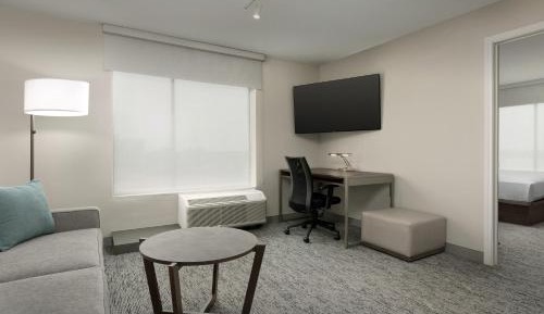 One-Bedroom Queen Suite with Sofa Bed and Adapted Tub - Mobility and Hearing Accessible