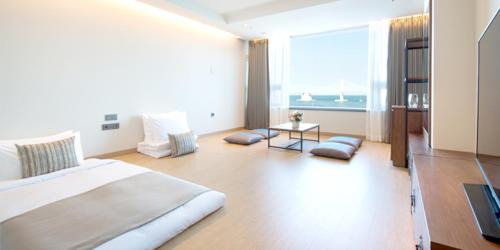 Deluxe Korean Traditional Style Ondol Family Room with Ocean View