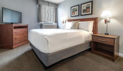 Queen Room with Mobility Accessible Tub